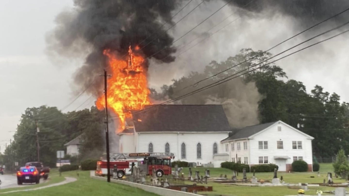 Congregation gathers for Sunday service in parking lot of 200-year-old Ga. church that burned down  WSB-TV Channel 2 [Video]