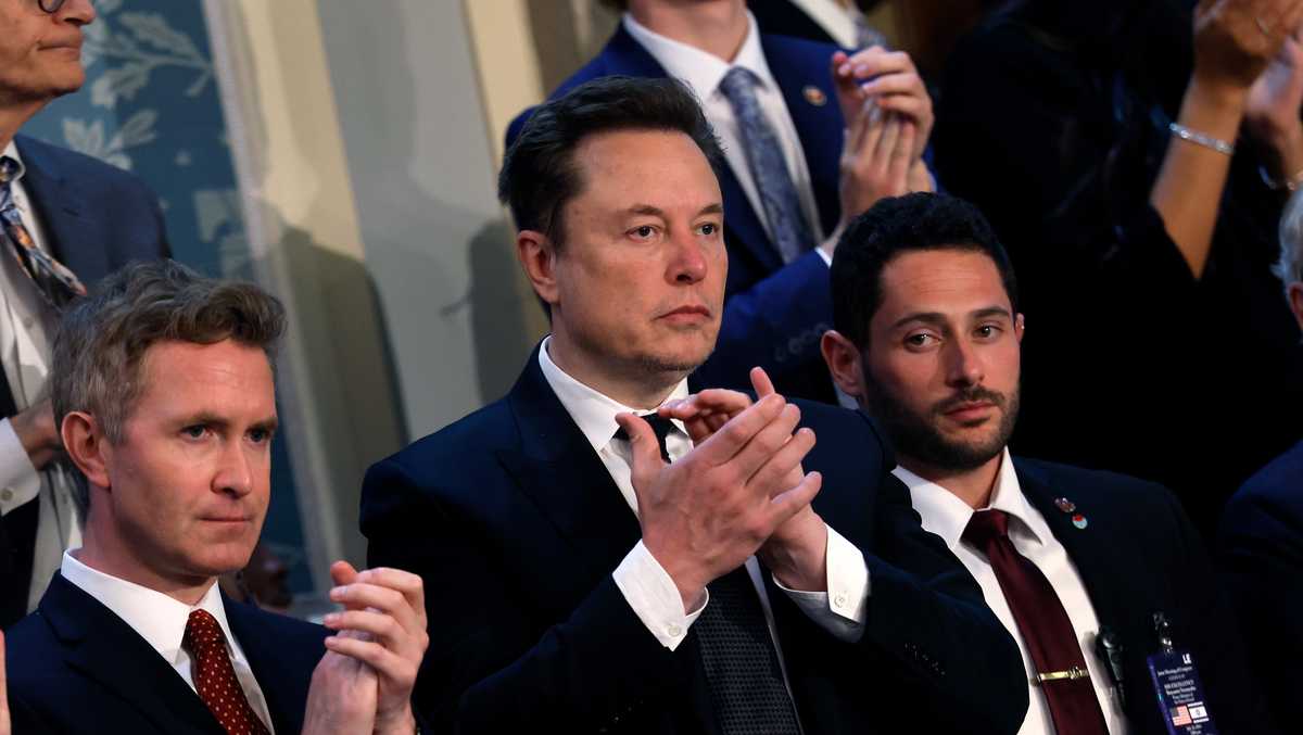 Elon Musk makes surprise appearance on Capitol Hill [Video]