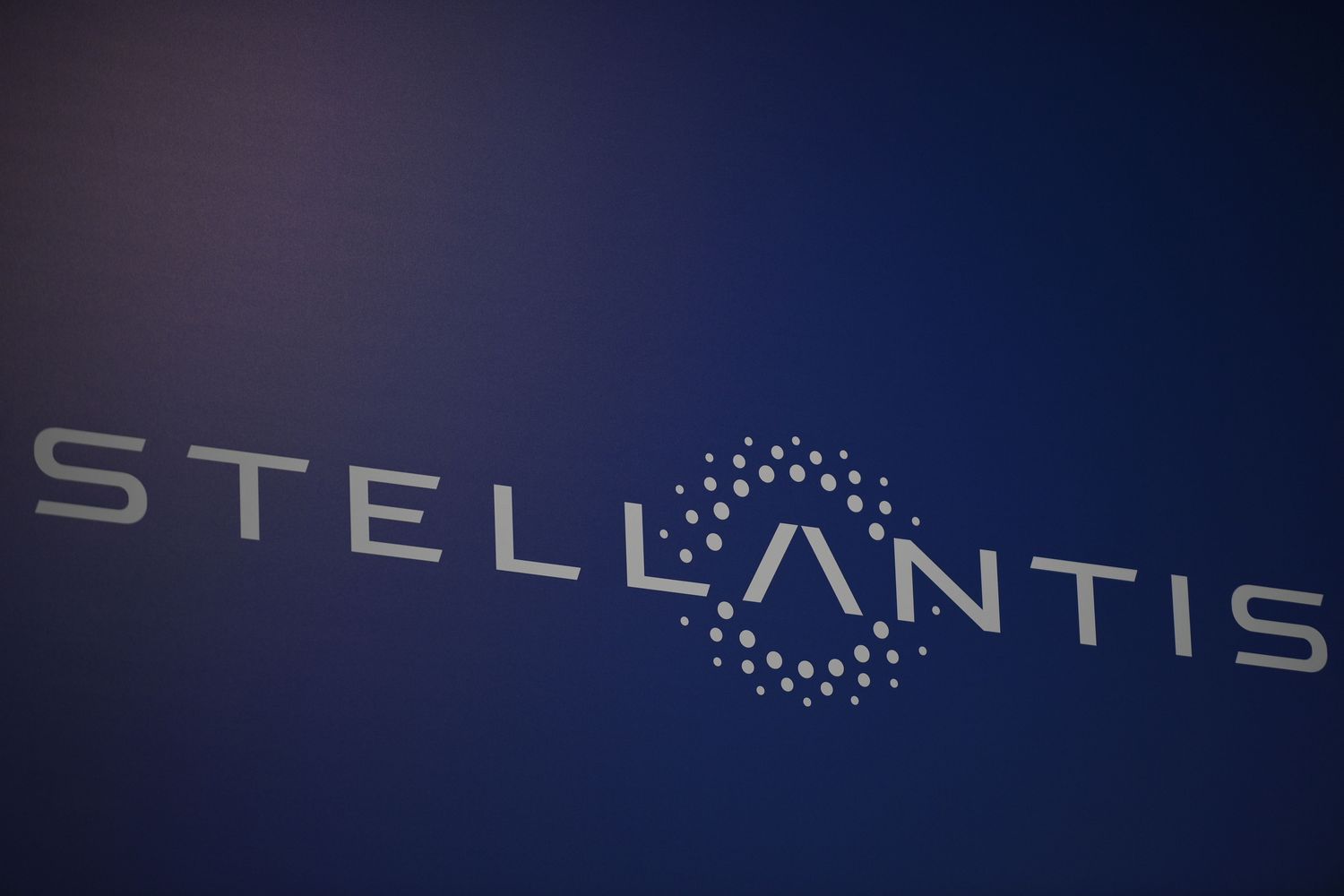 Stellantis Stock Sinks as Profit Plunges [Video]