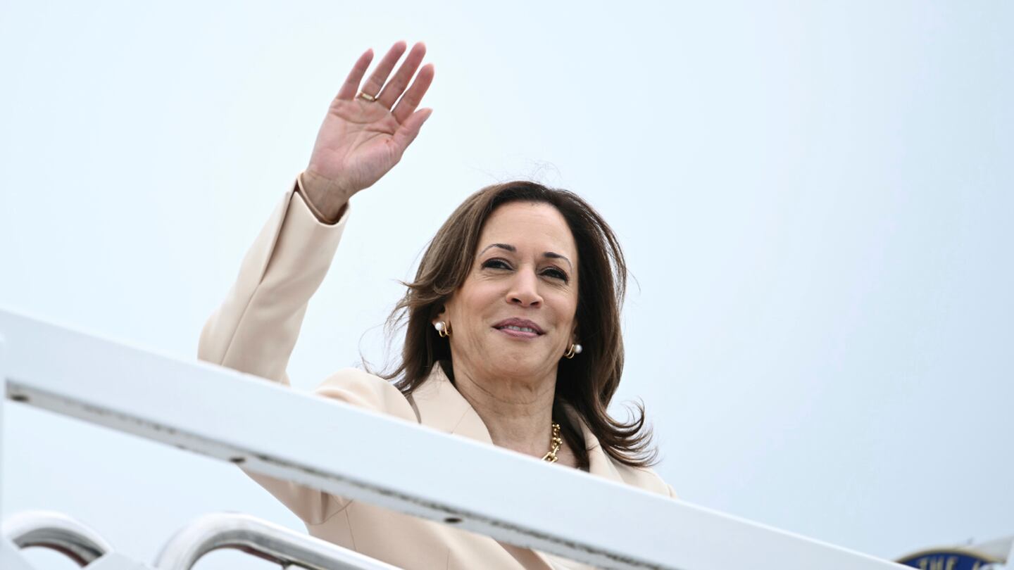 Kamala Harris rally draws hundreds of golf carts in conservative Florida community, the Villages  WSB-TV Channel 2 [Video]