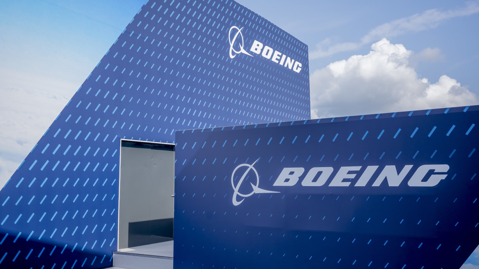 Cramer calls new Boeing CEO a ‘hands-on operator’ who will be good for the stock [Video]