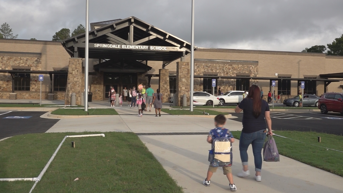 Springdale Elementary School welcomes students for first day [Video]