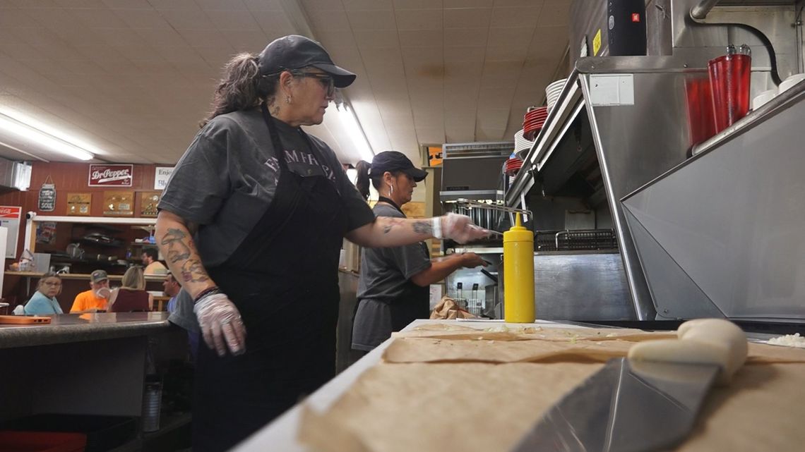 Greenback Diner breast cancer survivors serve up strength [Video]