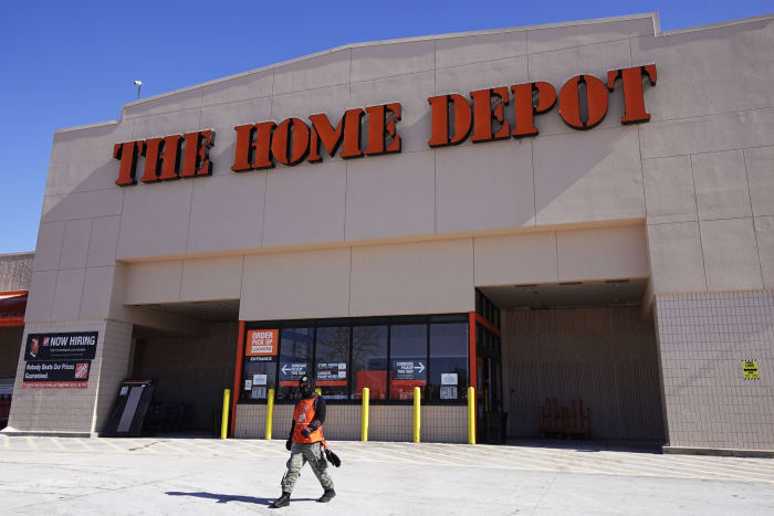 Home Depot, sensing uneasy economic vibe from homeowners and contractors, trims outlook for 2024 [Video]