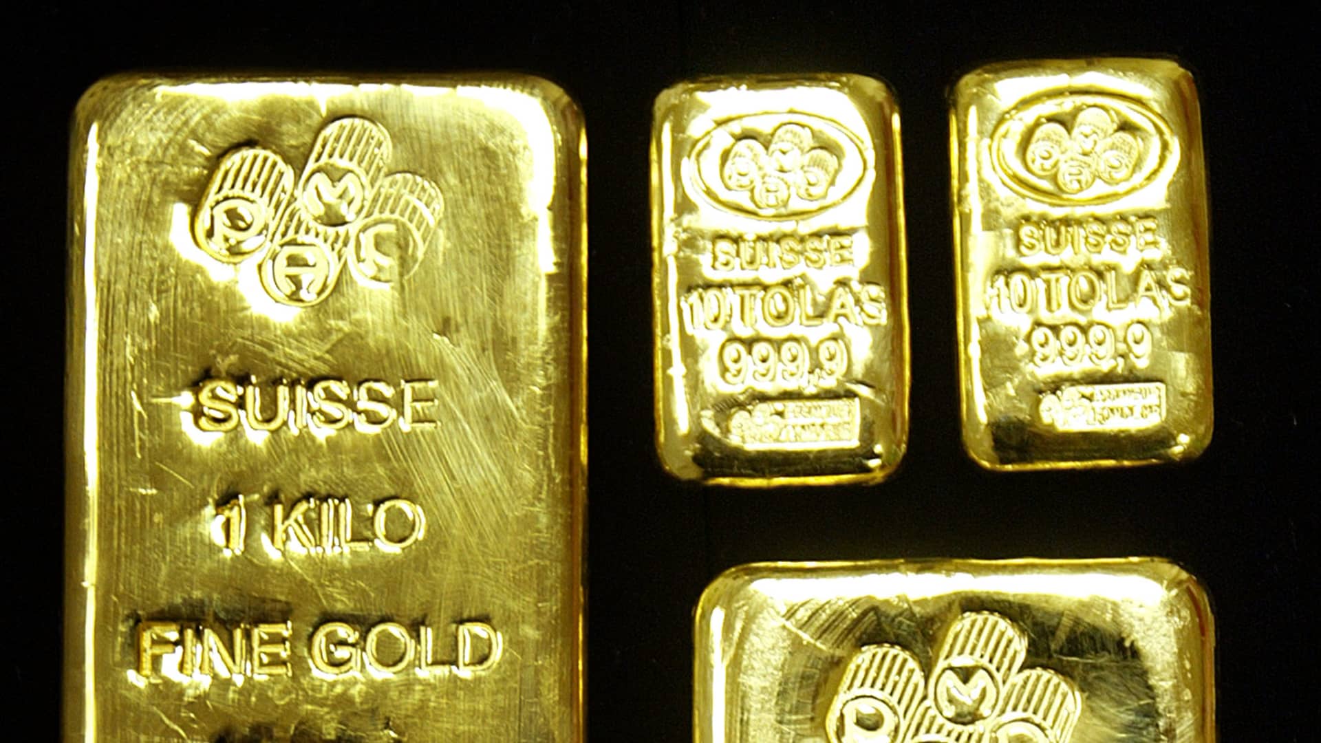 Gold pares gains as dollar, bond yields climb after strong U.S. data [Video]