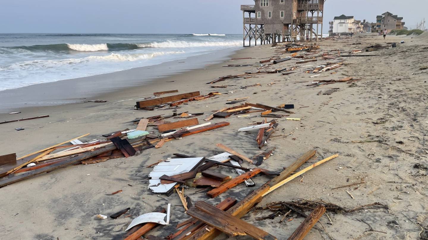 Outer Banks beach house crashes into ocean  WSOC TV [Video]