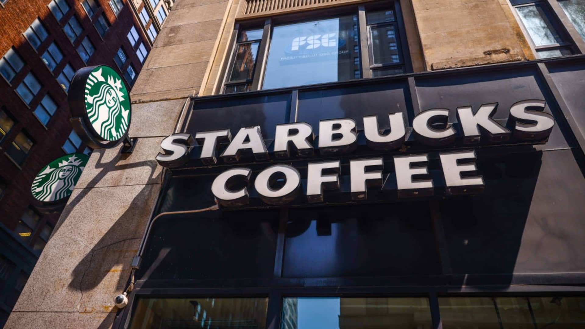 Starbucks’ CEO switch shows an old investing rule is still alive [Video]