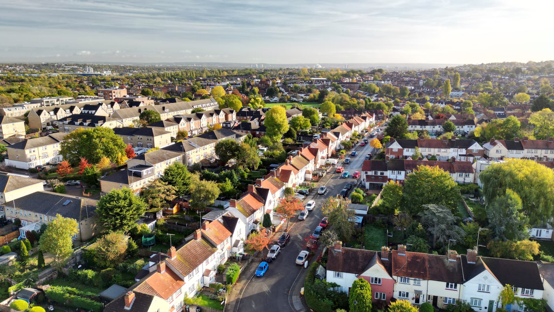 Brits snap up lower mortgages as BOE cut boosts market [Video]