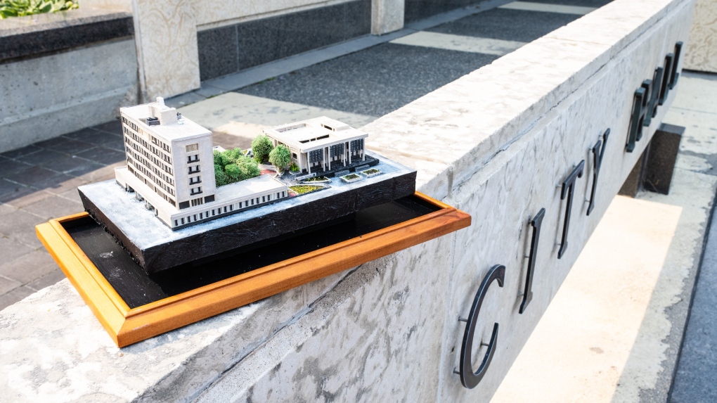 Winnipeg artist’s miniature city hall creation a massive undertaking [Video]