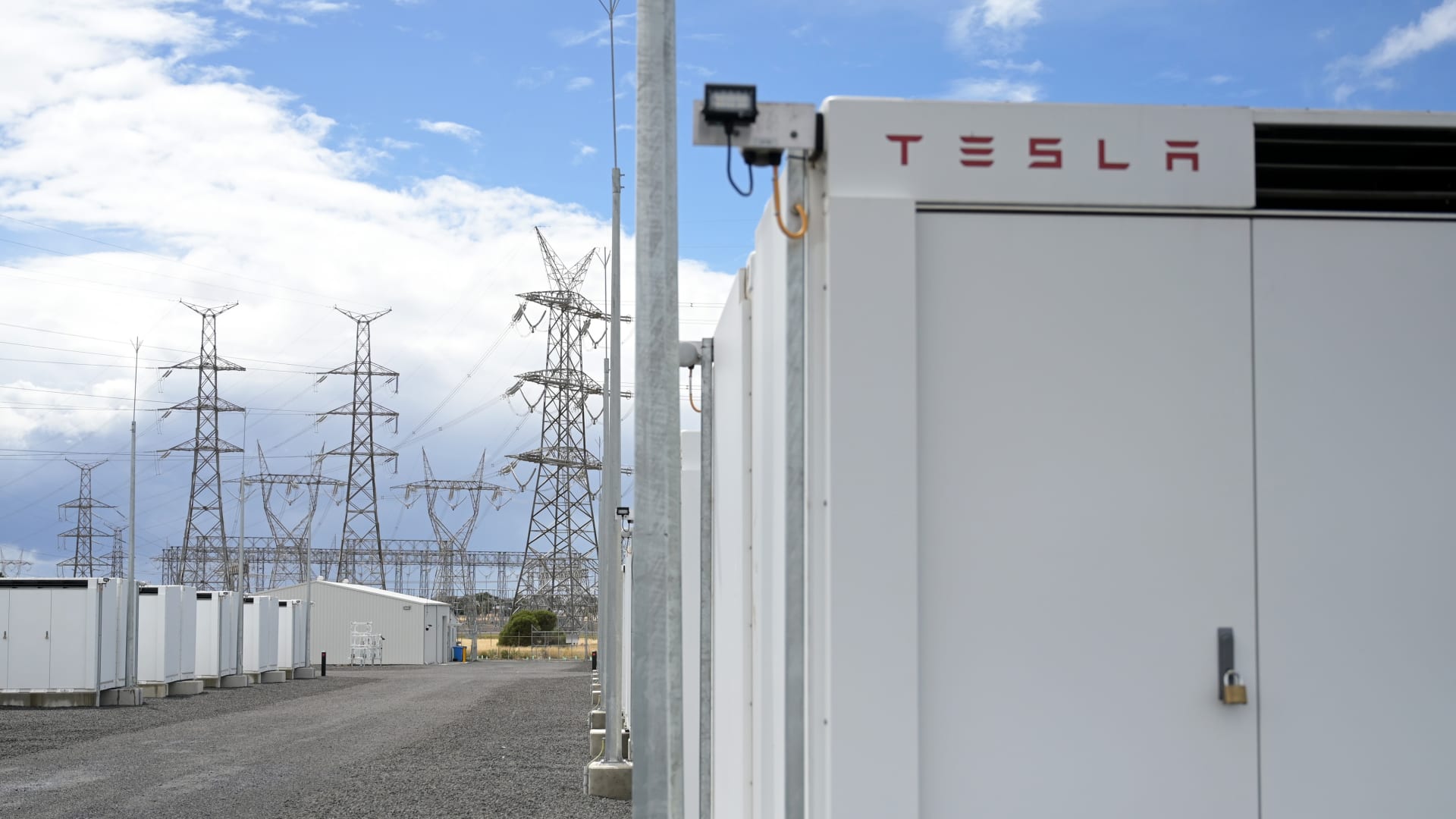 Tesla gets buy rating on ‘underappreciated’ energy storage business [Video]