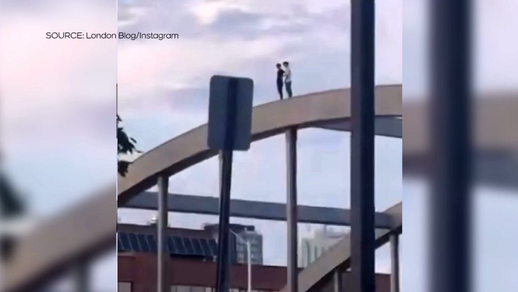 Dangerous climbs atop London’s Victoria Bridge spread on social media [Video]