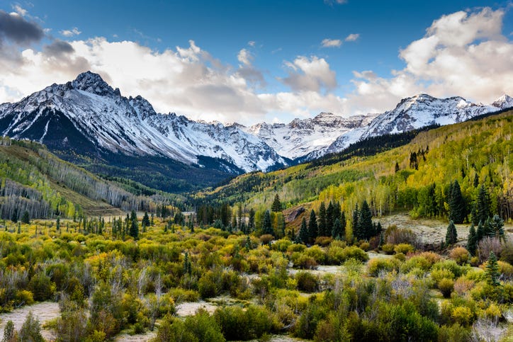 Man left by his coworkers on top of a mountain rescued [Video]