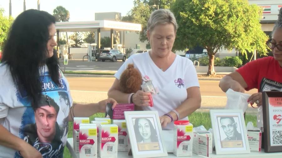 Group of moms pass out NARCAN for International Overdose Awareness Day [Video]