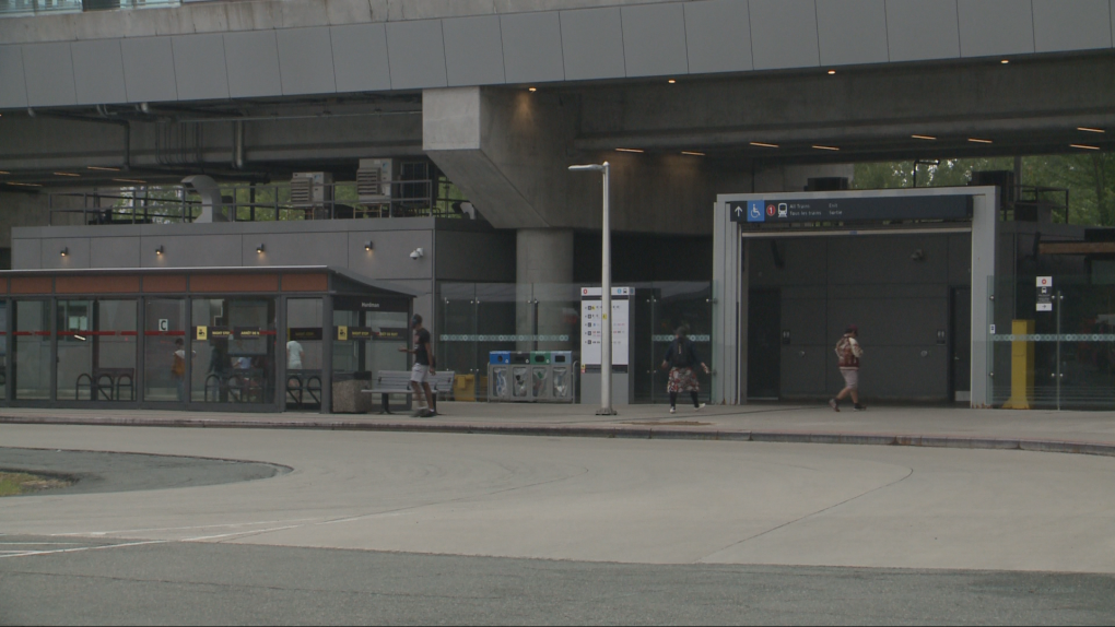 Confederation Line: Police investigating after man stabbed at O-Train Hurdman station [Video]