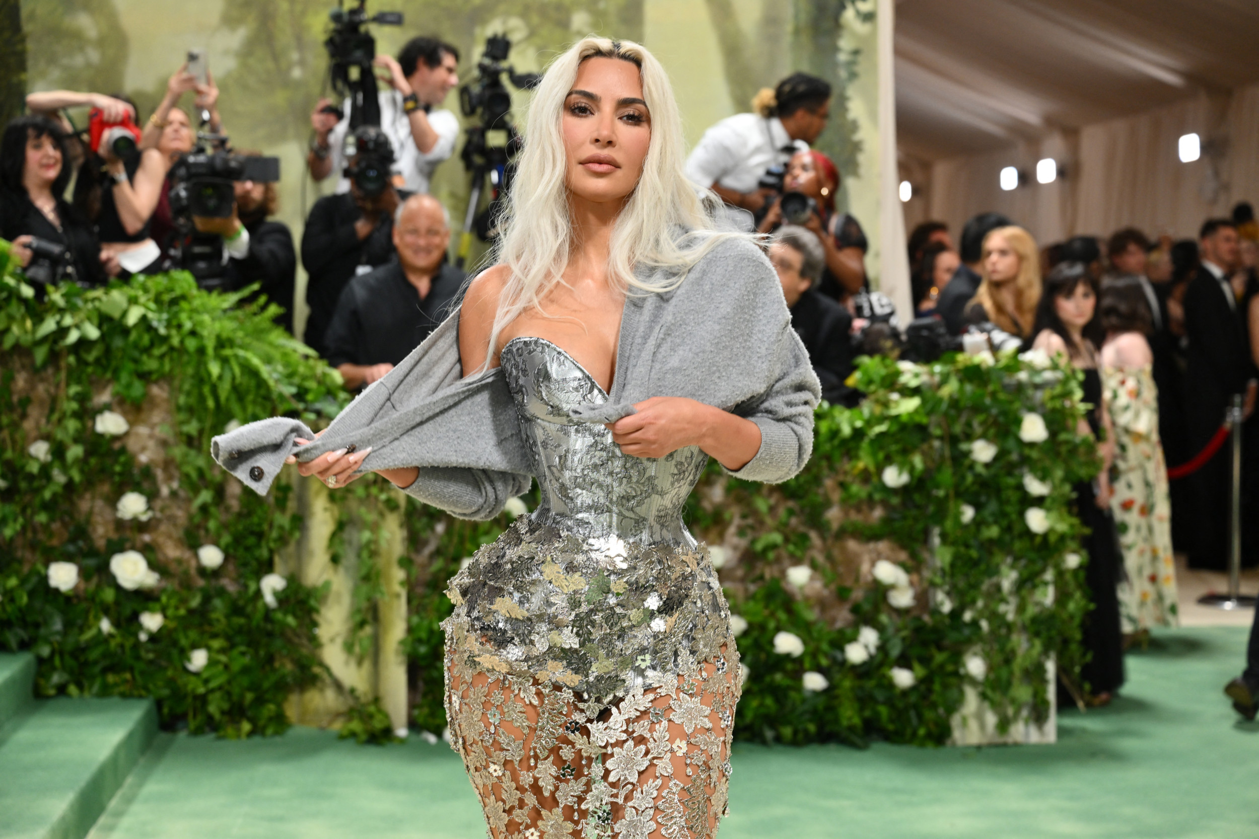 Kim Kardashian’s Bold Hair Makeover Is Turning Heads [Video]