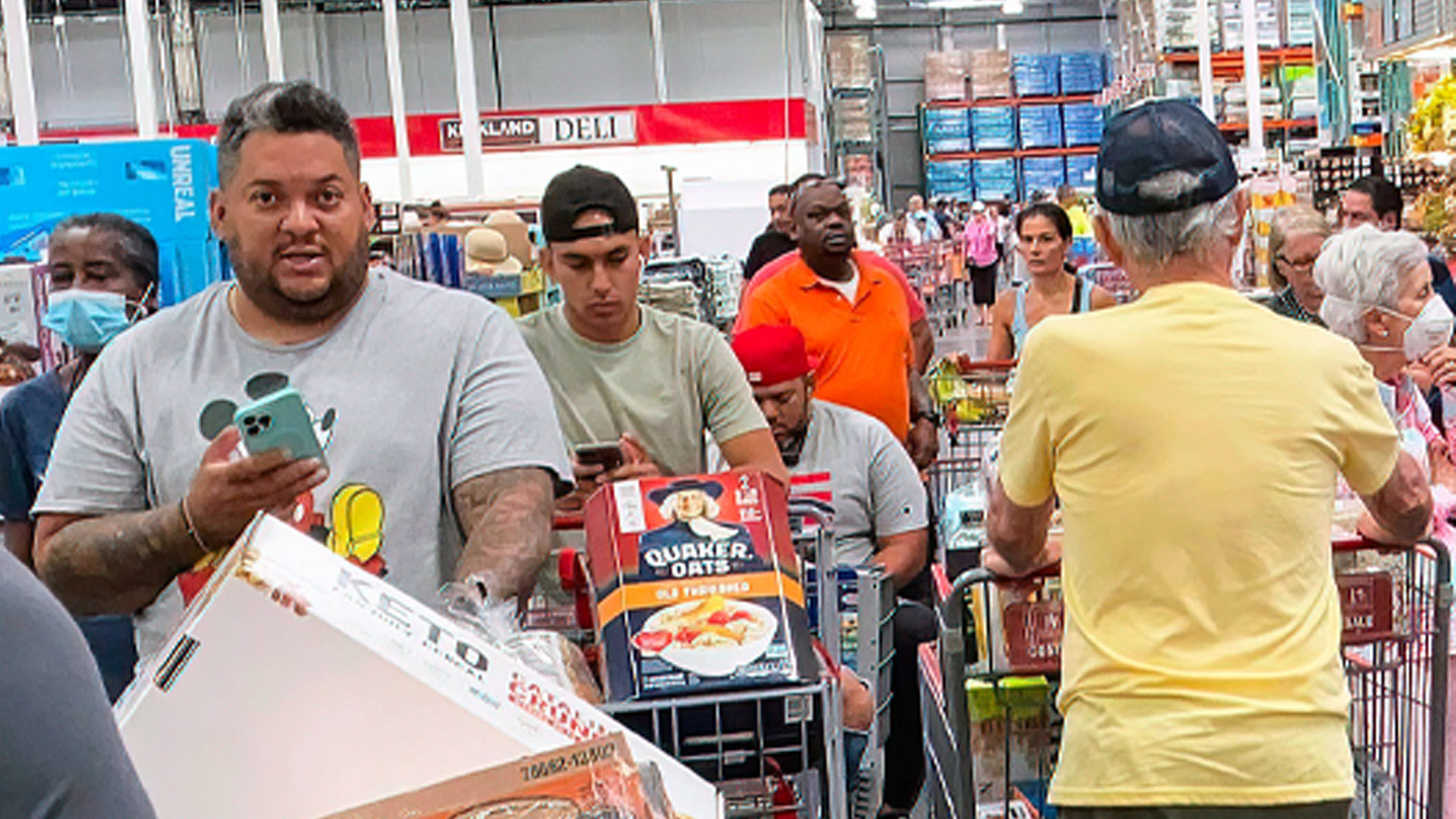 Costco shopper abandons full cart after facing down ‘2hr lines’ – manager’s decision stacked people ‘to back of store’ [Video]