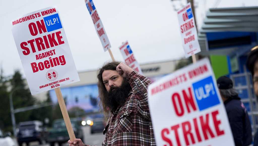 Boeing says it’s considering temporary layoffs to save cash during the strike by machinists [Video]