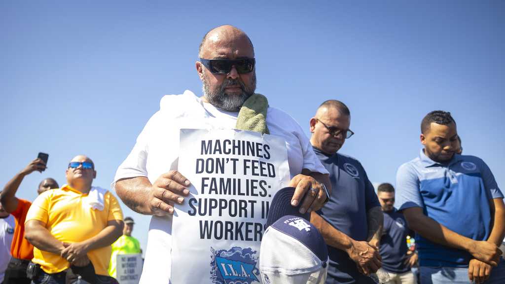 Biden holds back on intervention in dockworkers strike [Video]