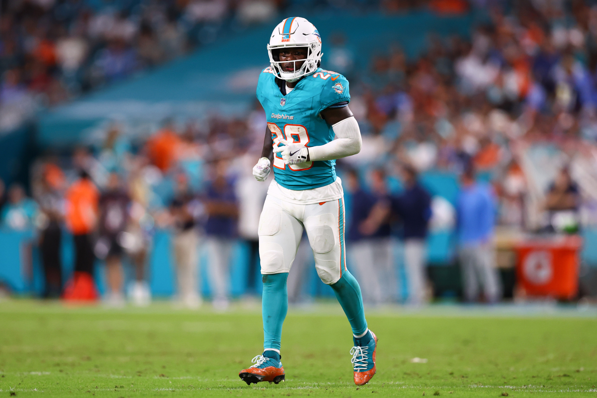 Dolphins RB De’Von Achane Ruled Out For Rest of Game After Suffering Concussion [Video]