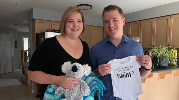 This Guelph, Ont., couple is looking for a surrogate via social media after frustrating search [Video]