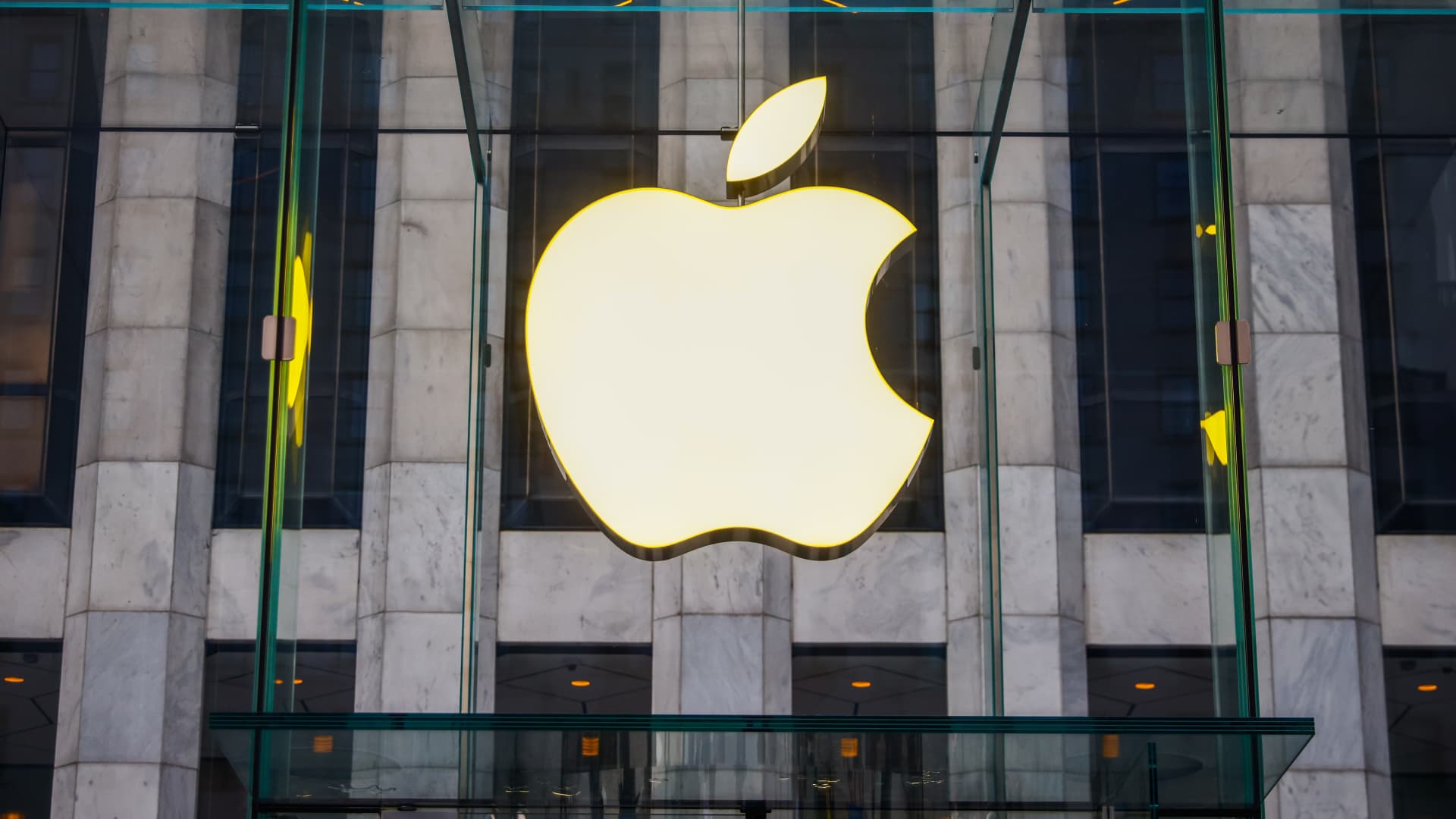 KeyBanc downgrades Apple to underweight, citing iPhone sale concerns [Video]