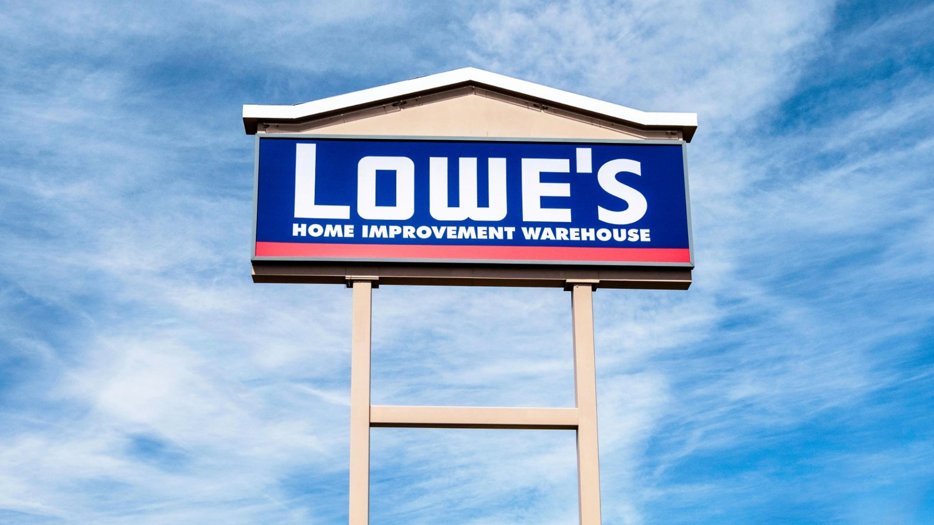 Lowe’s apologizes as shopper forced to ‘wait 30 minutes for worker to open cage’ and vows to leave for Home Depot [Video]