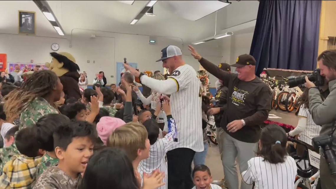 San Diego Padres surprise 3rd graders at Rosa Parks Elementary School [Video]