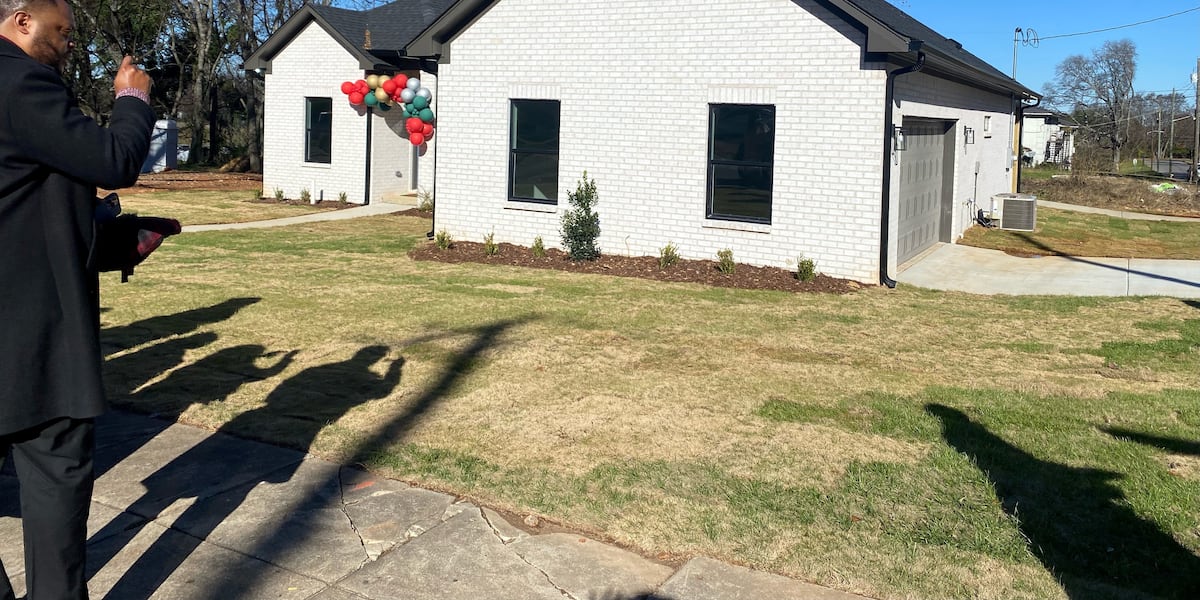 Home for the Holidays: Homeowner gets keys to brand new house in Fountain Heights through Birmingham Land Bank [Video]