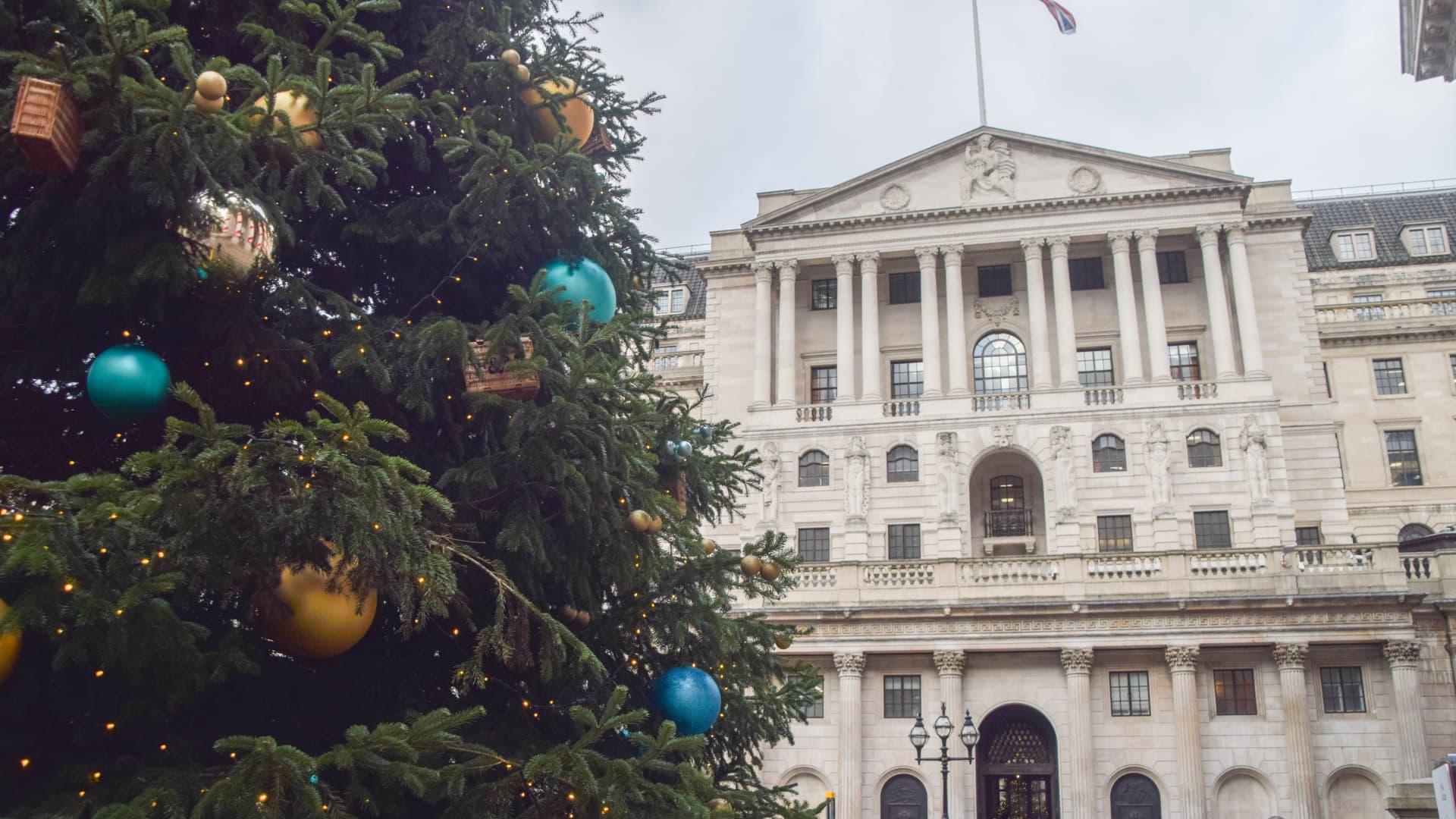 Bank of England holds rates but vote split surprises markets [Video]