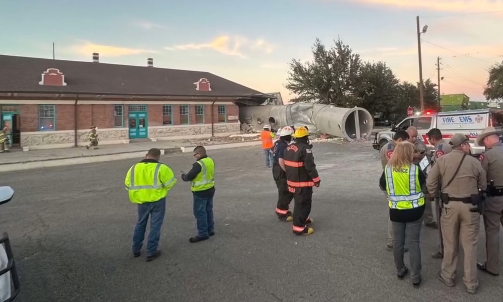 Two dead after train derails and strikes Chamber of Commerce building in Pecos, Texas [Video]