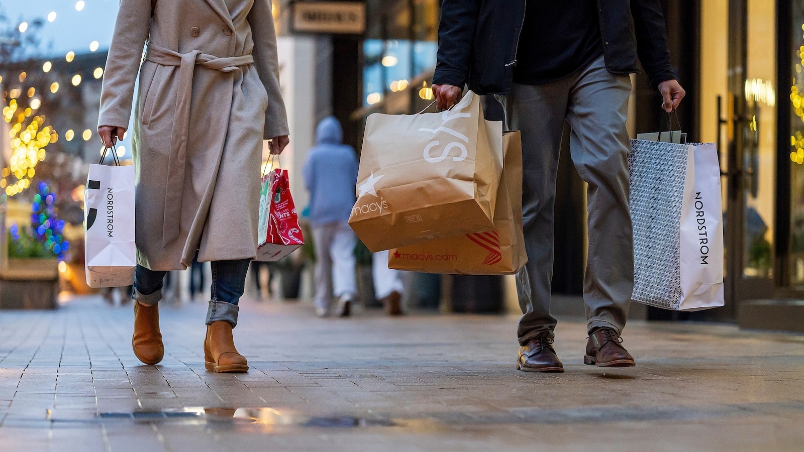 Holiday shopping surges, flexing strength of US economy [Video]