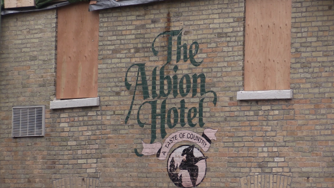 Bayfield’s Albion Hotel has temporary roof for the winter [Video]