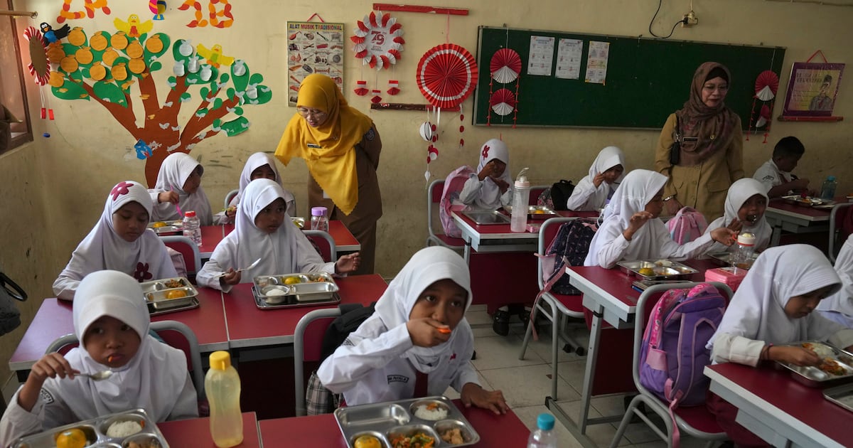 Indonesia launches free meals program to feed children and pregnant women to fight malnutrition  Boston 25 News [Video]