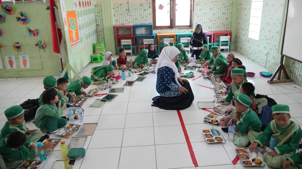 Indonesia launches free meals program for children and pregnant women [Video]