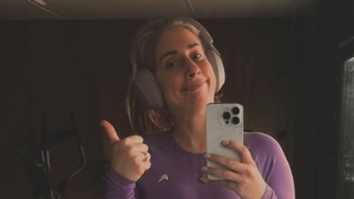 Stacey Solomon showcases her toned abs in a crop top and leggings as she begs fans to 