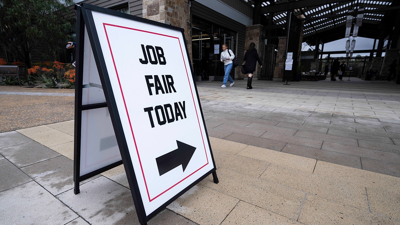 Private sector adds 122,000 jobs in December, below expectations, ADP says [Video]