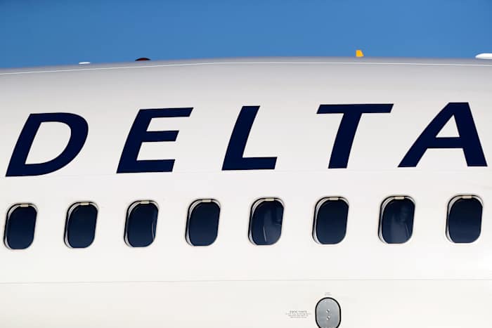 Busy holiday travel season fuels big fourth quarter for Delta [Video]